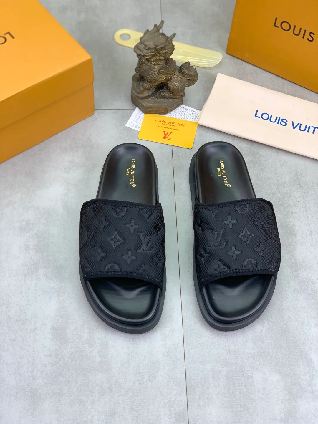 Men's shoes 💰P320 💰[New style]🆘 Original quality [LOUIS VUITTON] The popular Louis Vuitton LV men's slippers on the official website are on sale simultaneously! Original fabric imported from Italy, original factory special supply, code number: 38-44 (45 customized), many colors available